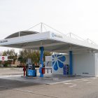 Gasolinera de Ballenoil en el parking de Hipercor de Arroyo de la Encomienda (Valladolid).