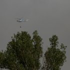 Helicóptero bombardero continúa con la tareas de extinción para sofocar el incendio forestal, a 17 de agosto de 2025, en Molinaferrera, León.