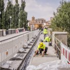 Trabajadores en el puente de piedra de Soria en la mañana de este miércoles.
