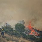 Varias personas tratan de extinguir un fuego, a 19 de agosto de 2025, en el Puerto de San Glorio, León, Castilla y León (España). 