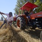 Los asistentes a la jornada de la siega antigua en Nepas disfrutaron ayer de una jornada llena de tradición.