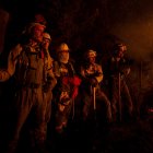 Un grupo de bomberos forestales tratan de extinguir el fuego, a 22 de agosto de 2025, en Argayo, León, Castilla y León (España). 