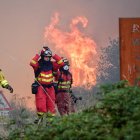 Varios servicios de emergencia tratan de apagar el fuego, a 21 de agosto de 2025, en Anllarinos del Sil, León, Castilla y León (España). 