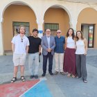 Los cuatro estudiantes universitarios de prácticas en Borobia junto al alcalde y al subdelegado del Gobierno en Soria.