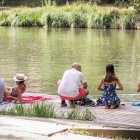 Gente refrescándose junto al Duero.
