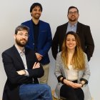 Enrique Hernández, a la derecha de pie, junto a los miembros de la empresa.