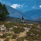 Una atleta en uno de los espectaculares paisajes de Desafío Urbión.