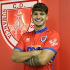 Berto posando con la camiseta del Numancia.