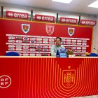Abel Segovia en su comparecencia ante los medios en una sala de prensa de Los Pajaritos decorada ya con los colores de la Selección Española.