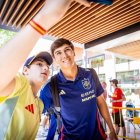 Los jugadores firmaron autógrafos y se hicieron fotos con los aficionados