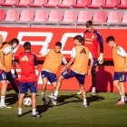 Los jugadores tomaron contacto con el césped del estadio soriano