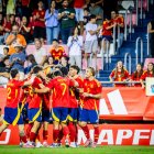 Los jugadores de la Sub-21 celebran uno de los goles, ayer, frente a la afición de Los Pajaritos.