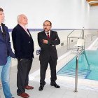 Armando Fernández en la inauguración de la piscina de La Juventud que lleva su nombre. En la imagen junto a Carlos Martínez y Luis Rey.