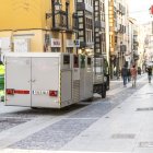 Traslado de los contenedores de 'quita y pon' en el centro.