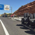 Camión volcado en la AII.