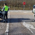 Patrulla de la Guardia Civil vigilando una carretera.