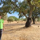 José Miguel Olano en una de las dehesas del Alentejo portugués, donde  realiza labores de muestreo.
