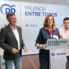 La presidenta del PP en Palencia, Ángeles Armisén, junto con el secretario autonómico, Francisco Vázquez, y otros dirigentes, informan antes de la reunión del Comité Ejecutivo Provincial del Partido Popular de Palencia.