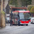 Autobús urbano en la ciudad.
