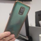 Una joven sostiene su teléfono móvil.