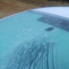 Luna de un coche con la helada de esta madrugada claramente patente.