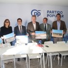 Los parlamentarios del PP muestran la ausencia de máquinas en el tramo