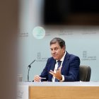 El portavoz de la Junta y consejero de Economía y Hacienda, Carlos Fernández Carriedo, comparece en rueda de prensa posterior al Consejo de Gobierno de la Junta.