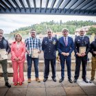 El alcalde con los policías que han sido reconocidos.