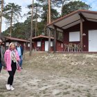 Yolanda de Gregorio junto al responsable del camping en la visita.