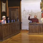 Momento de la votación en el pleno en el que Miguel Ángel Miguel no votó con el PP.