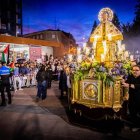 Procesión de San Saturio con manifestantes pro Palestina a la izquierda.