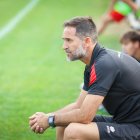 Abel Segovia observa un partido desde el banquillo.