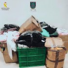 Prendas falsas decomisadas en la segunda operación contra el top manta de esta semana.