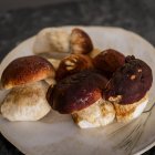 Ejemplares de hongo pinicola en un plato.