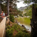 Dos paseantes por la Laguna Negra en una imagen de archivo.