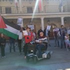 Lectura del manifiesto en la plaza Mayor de El Burgo.