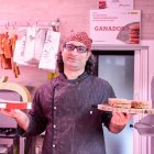 Carlos Hernández Martínez en su carnicería muestra unas hamburguesas.