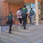 La Guardia Civil junto a uno de los detenidos por los robos.