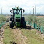 Un tractor en una finca de labor.