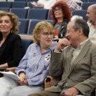 La secretaria general de CCOO en Castilla y León, Ana Fernández de los Muros, el secretario de Políticas Públicas y Protección Social de CCOO, Carlos Bravo, y el presidente del Consejo Económico y Social de Castilla y León, Enrique Cabero, atienden a los medios de comunicación antes de la celebración del foro sobre trabajo decente y acceso a la vivienda.