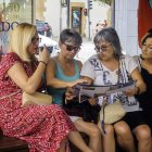 Turistas junto a la Oficina de Soria.