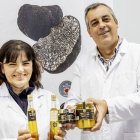 Nieves y Javier posan con algunas de sus elaboraciones.