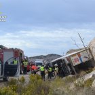 Bomberos y Guardia Civil intervienen en el accidente de tráfico.