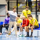 Sergio Sarasola en el banquillo del Balonmano Soria con sudadera roja.