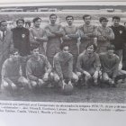 Alfredo Vitoria, agachado y apoyado en el balón en un once del C.D. Numancia de los años 70.