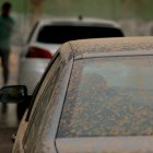 Archivo - Un vehículo hace cola para ser lavado, a 15 de marzo de 2022, en Madrid (España).