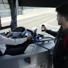 Usuario presentando la tarjeta Buscyl