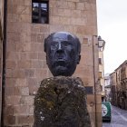 Busto de Antonio Machado junto al instituto que lleva su nombre.