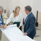 La ministra Sara Aegesen junto al director de Asfoso, Pedro Medrano, en Ponferrada.