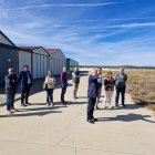 Los miembros de la comisión de Planes Provinciales de la Diputación durante su visita al aeródromo de Garray.